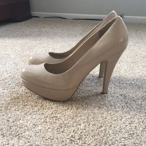 G by Guess Vittana nude platform pumps